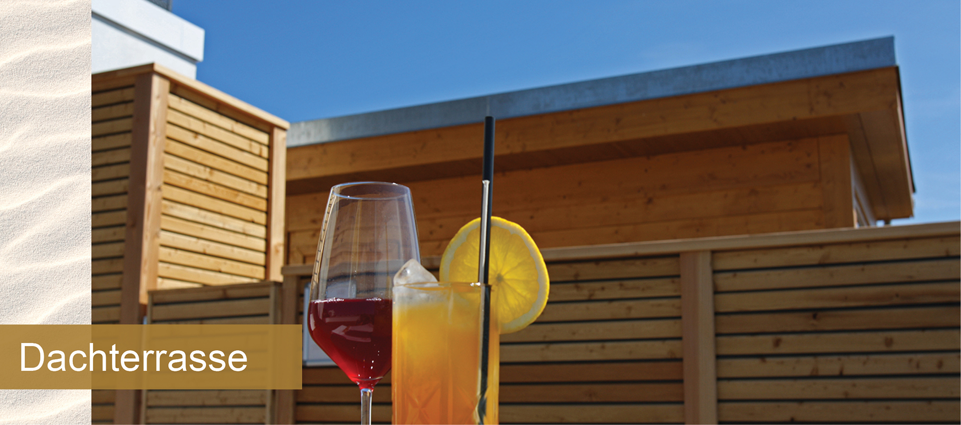 Hotel SAND Timmendorfer Strand in Schleswig Holstein Dachterrasse mit Bar und Sonnenliegen